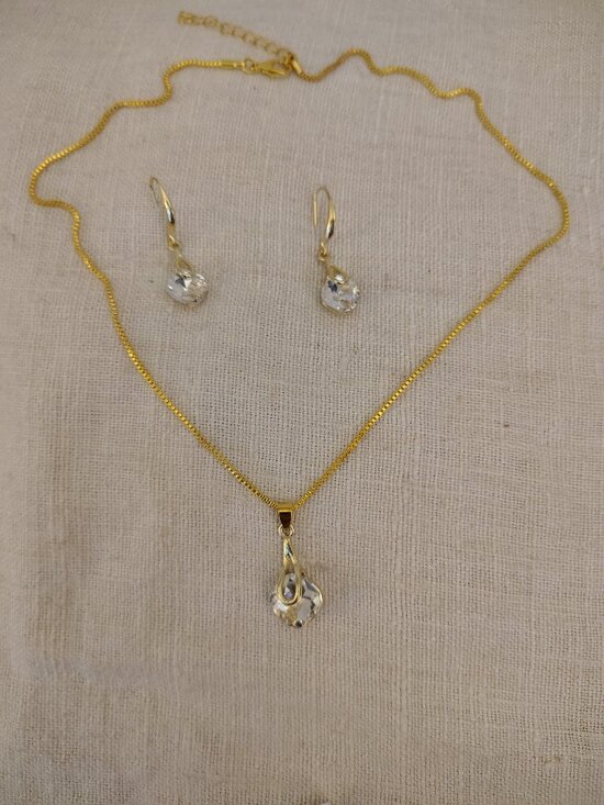Unbranded Jewelry - Gold tone glass pendant necklace with matching hook dangle earrings